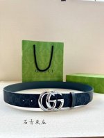 Gucci 宽度3.8Cm 这款宽版腰带饰有双G细节，交织字母图案配件令其更添魅力。这款配饰现已成为Gucci的高辨识度单品，一面采用Gg Supreme帆布，