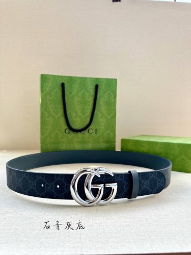 Gucci 宽度3.8Cm 这款宽版腰带饰有双G细节，交织字母图案配件令其更添魅力。这款配饰现已成为Gucci的高辨识度单品，一面采用Gg Supreme帆布，