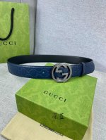 宽度4.0Cm Gucci 互扣式双G钢扣打、采用热压印技术的Gucci Signature蓝色皮革精制而成，触感厚实，印花图案清晰分明。