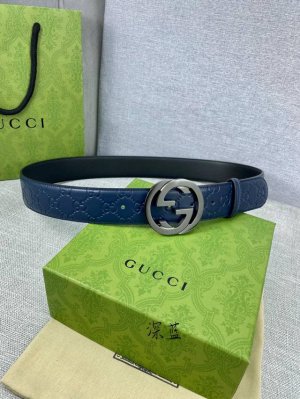 宽度4.0Cm Gucci 互扣式双G钢扣打、采用热压印技术的Gucci Signature蓝色皮革精制而成，触感厚实，印花图案清晰分明。
