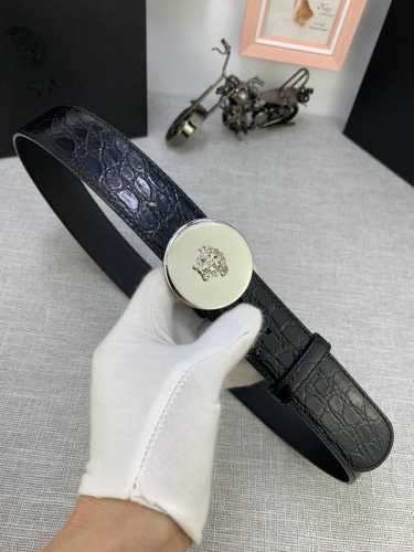 宽度：4.0Cm 范思哲 腰带饰有标志性的Versace美杜莎头像扣，彰显品牌格调。是一款精美的衣橱必备单品。