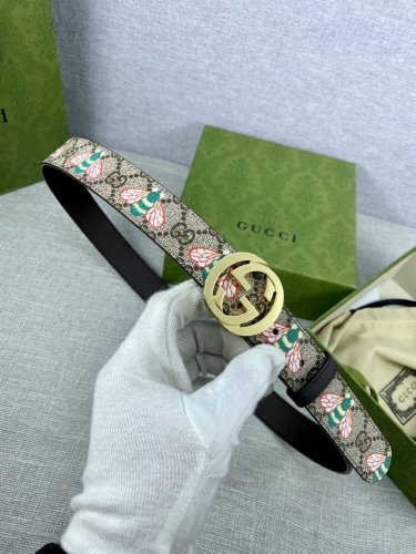 宽度3.0Cm Gucci 蜜蜂图案是Gucci动物王国中的标志性元素之一 在这款配饰中焕新演绎为卡通风格设计 这款腰带融合了经典蜜蜂元素和双G图案 突显品牌悠