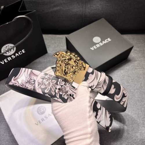 范思哲Versace，宽4.0㎝ 此款双面皮带有两种佩戴方式：一面采用Silver Baroque印花，另一面采用同色调设计。正面饰有标志性Medusa五金配件