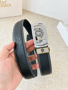 品名：范思哲.Versace.皮带腰带自动皮带 型号：自动带，纯钢材质经典人头自动扣，图片实物拍摄 腰带：百分百头层牛皮，自动带身，保证真皮。24K纯钢扣永不掉