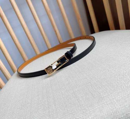 特 Loewe 罗意威 专柜最新同款腰带 选用光滑牛皮革窄款腰带 配有anagram挂锁针扣 卓越的工艺 个性的造型 精美的材质 宽:1.0Cm