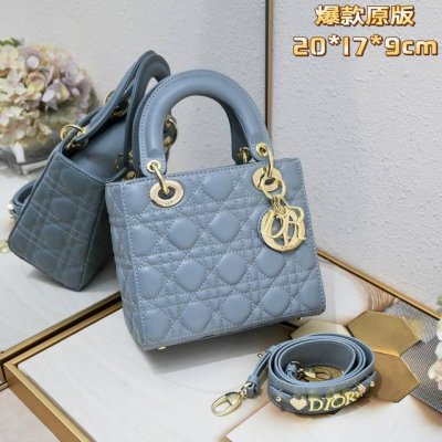 四格羊皮蓝色 My Lady 字母系列羊皮金扣 每个女人一生中一定要有一个戴妃包 Lady 不同尺Size也都各有千秋 气质优雅的戴妃包加上了可爱的徽章元素 突