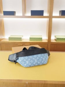 Lv 路易威登 官网同步 高版本 胸包 腰包 永恒不过时的标志性产品 纯原单布料 配牛皮 顶级五金制作 非市面普通版本 贸易公司订单货 全部实拍 实用性非常高