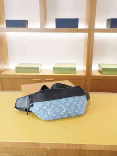 Lv 路易威登 官网同步 高版本 胸包 腰包 永恒不过时的标志性产品 纯原单布料 配牛皮 顶级五金制作 非市面普通版本 贸易公司订单货 全部实拍 实用性非常高