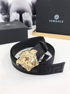 此款休闲腰带饰有希腊回纹图案，标志性的Versace美杜莎头像搭扣，彰显品牌格调。是一款精美的衣橱必备单品。4.0Cm宽，