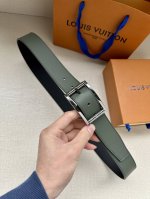 这款3.4宽 Taurillon 腰带采用平纹 Lv Logo金属环设计，适合沉稳低调的男士使用。经典设计