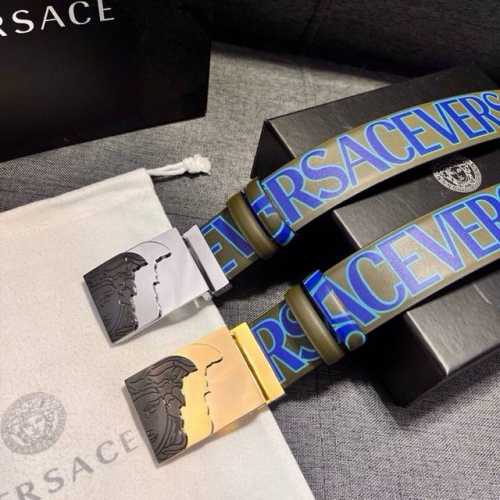 特 P250 Versace 范思哲 双面腰带，采用小牛皮制成，金色搭扣饰有品牌标志性的美杜莎头像。饰有绿色的 Versace Allover 印花。4.0Cm