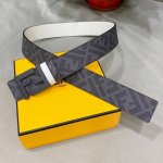 Fendi 芬迪 专柜同款 宽4.0Cm 双环正反用腰带 Ff按钉搭扣 白色Cuoio Romano皮革材质 反面面料带有烟草黄和黑色Ff图案 黑色珐琅金属饰面