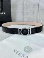 特P210 宽度4.0Cm。Versace （范思哲） 此款石头纹砂底腰带饰有标志性的Versace美杜莎头像带扣，彰显品牌格调。是一款精美的衣橱必备单品。