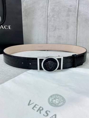 特P210 宽度4.0Cm。Versace （范思哲） 此款石头纹砂底腰带饰有标志性的Versace美杜莎头像带扣，彰显品牌格调。是一款精美的衣橱必备单品。