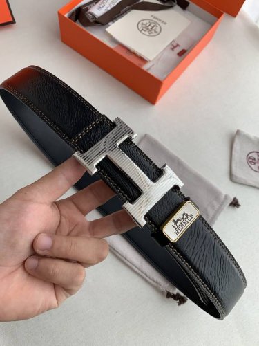 品名： 爱玛仕.Hermes原单 型号：双面使用挂扣，图片实物拍摄 材料：双面头层牛皮，挂扣系列，纯钢质扣头，钯镀电镀工艺永不掉色。带身可双面使用，双面纹，专柜