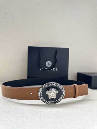 宽度3.8Cm Versace 皮带，配有立体La Medusa双面搭扣，一面饰有Barroco印花。 La Medusa搭扣 腰带环 底面料：100%牛皮