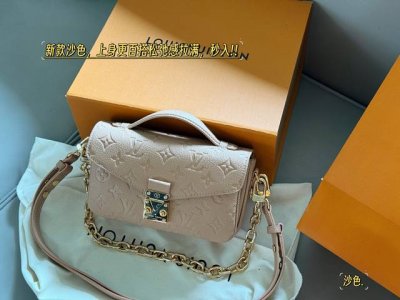配盒 Size：21*13Cm L家 新款小邮差Metis 来来来！ 完美尺寸的Lv邮差包来啦 使用率超级高！ 新款沙色，上身更百搭松弛感拉满，秒入