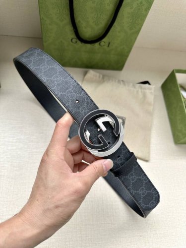 宽度3.8cm GG Marmont系列每一季都会推陈出新，为灵感源于70年代的标志性双G搭扣注入现代精髓。这款黑色 米色和乌木色GG Supreme帆布腰带反