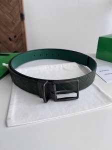 Bv 2026最新款男士编织腰带 双面用 纯手工Intreccio大格子编织 双面意大利小牛皮搭配真空枪色可旋转针扣 侧面有标识 皮带宽度35Mm 颜色: 深绿