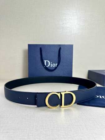 特P170 Dior 这款双面腰带结合典雅气质与摩登风范。双面均采用粒面牛皮革精心制作，一面为黑色，另一面为海军蓝色。可搭配各式 35 毫米腰带扣，更添精致，打 - 点击图像关闭