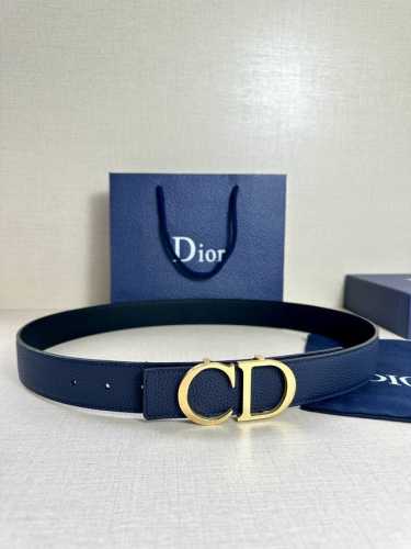 特P170 Dior 这款双面腰带结合典雅气质与摩登风范。双面均采用粒面牛皮革精心制作，一面为黑色，另一面为海军蓝色。可搭配各式 35 毫米腰带扣，更添精致，打