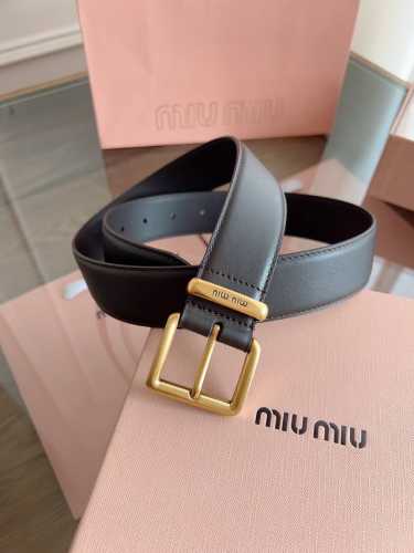 Miumiu 宽度3.5Cm 编号5Cc536 双面头层小牛皮材质，深咖色皮料柔软舒适 背面原版钢印Logo。 精细的做工，搭配纯铜扣头 古铜色 金色 银色