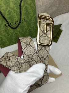 3.0宽，双面腰带 这款腰带亮眼吸睛，是2026早春系列之一。腰带扣设有一个销钉，可轻松翻转互扣式方扣造型配件。钯金色调饰面呈现泛光效果，为整个设计添注别致魅力