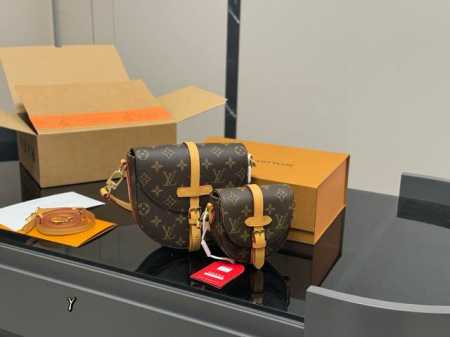 配折叠盒飞机盒 Size：20.17Cm 13.12Cm Lv 新款 盾牌包 Saumur 百搭 长肩带！ 统统都有！！ - 点击图像关闭