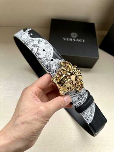 特 宽度4.0Cm Versace 范思哲 此款Palazzo腰带采用牛皮革面料制作，并饰有Le Pop Classique图案印花和标志性的旋转尾夹 美杜莎五