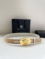 带宽3.8Cm Versace 范思哲 此款缎带腰带风格十分休闲，饰有标志性希腊回纹图案，可搭配休闲单品或高腰正装。 闭合式佩戴 希腊回纹图案 材质：100%聚