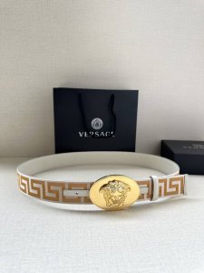 带宽3.8Cm Versace 范思哲 此款缎带腰带风格十分休闲，饰有标志性希腊回纹图案，可搭配休闲单品或高腰正装。 闭合式佩戴 希腊回纹图案 材质：100%聚