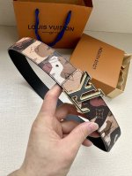 特 本款4.0宽Lv Initiales 双面腰带出自 Lv Portrait 系列，以拼接图案诠释团结和沟通主题。男女面孔之间穿插 Monogram 元素，光