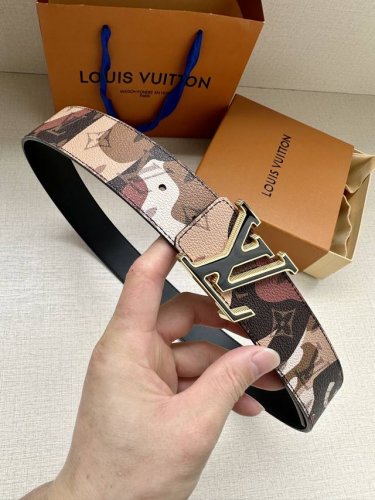 特 本款4.0宽Lv Initiales 双面腰带出自 Lv Portrait 系列，以拼接图案诠释团结和沟通主题。男女面孔之间穿插 Monogram 元素，光