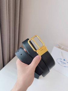 普拉达 Prada 是意大利奢侈品牌，独特的设计结合了流行简约与优雅的气质，完美地衬托出Prada优秀的产品。风格独树一帜！对于喜欢低调不浮夸的商务休闲人士再适