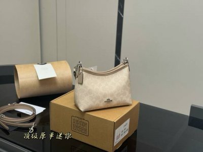 复刻版 配盒 Size：19*14Cm 今日新品 蔻驰Mini Laurel流浪包 太萌啦！ 俩个肩带腋下斜挎 夏季换了小裙子配小流浪包， 超可爱呀