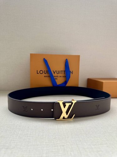 4.0宽 本款 Lv Initiales Blason 40 毫米双面腰带诠释创意总监 Pharrell Williams 对品牌传统与摩登风尚的热忱。柔软皮革