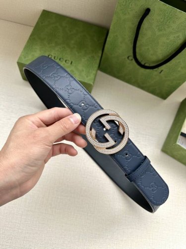p290 带宽4.0Cm Gucci 互扣式双G原单镶钻钢扣腰带，采用热压印技术的Gucci Signature皮革精制而成，触感厚实，印花图案清晰分明。五金厚