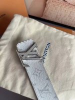 本款Lv Initiales双面腰带全新加入Taigarma系列，以传统Monogram帆布和光滑Taiga皮革营造出别致观感，内嵌Taiga皮革的字母位居中央