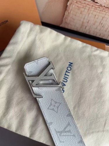 本款Lv Initiales双面腰带全新加入Taigarma系列，以传统Monogram帆布和光滑Taiga皮革营造出别致观感，内嵌Taiga皮革的字母位居中央