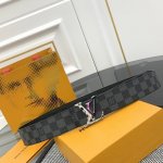 Lv Check 双面腰带以 Damier Infini 压纹皮革和深邃 Damier 帆布演绎两式风尚，再令 Marque L.Vuitton Déposée