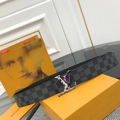 Lv Check 双面腰带以 Damier Infini 压纹皮革和深邃 Damier 帆布演绎两式风尚，再令 Marque L.Vuitton Déposée