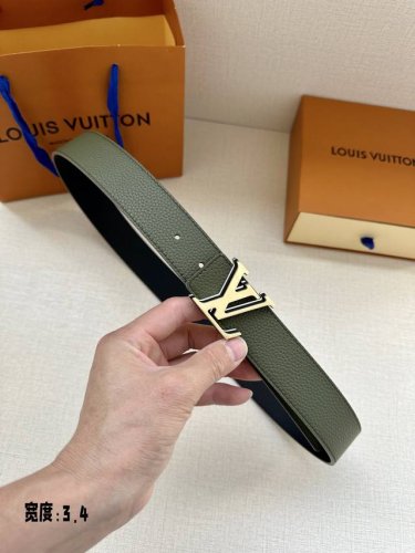 特 本款 3.4宽 Lv Aerogram 双面腰带令哑光 Lv Aerogram 搭扣占据中央，一面契合搭扣色彩，另一面呈现反差视效。