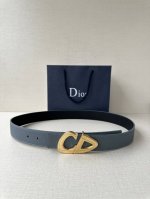 宽度3.5Cm Dior 这款黑色哑光涂漆饰面 不锈钢腰带扣是春季男装系列新品，展示 Cd30 标志，灵感源自 B30 运动鞋。可与各式 35 毫米腰带搭配，提