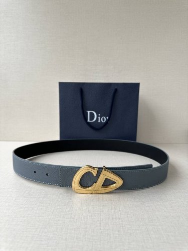 宽度3.5Cm Dior 这款黑色哑光涂漆饰面 不锈钢腰带扣是春季男装系列新品，展示 Cd30 标志，灵感源自 B30 运动鞋。可与各式 35 毫米腰带搭配，提