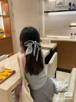 丛林动物园 飘带 束发带 Chstian Dior 尺寸:6*105Cm100%桑蚕丝 这款 Mitzah 丝巾以 Dior 标志性的 Sauvage 茹伊印花