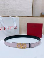 Vlogo Signature搭扣，饰以施华洛世奇仿珍珠 -施华洛钻 花纹搭扣 -进口小牛皮材质 进平纹带身 -宽度：3厘米