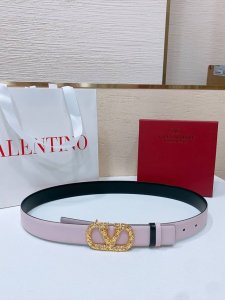 Vlogo Signature搭扣，饰以施华洛世奇仿珍珠 -施华洛钻 花纹搭扣 -进口小牛皮材质 进平纹带身 -宽度：3厘米