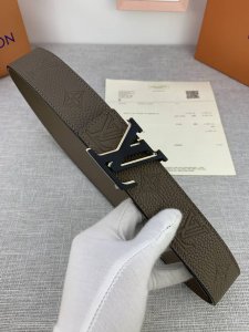 4.0宽 配以标志性字母三色真空电镀搭扣。进口全新荔枝纹皮压花 款柔软而现代的腰带具有休闲风格。
