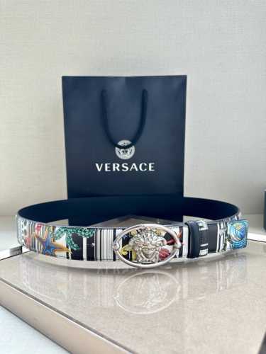 宽度4.0Cm Versace 范思哲 这款柔软鳄鱼皮饰带搭配一枚椭圆形美杜莎带扣。腰带饰有一枚金属圈环，宛如点睛之笔，本季标志性的Versace饰件点缀其上，