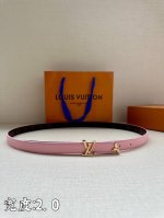 本款2.0宽 Pretty Lv 双面腰带凝聚路易威登的奇巧匠艺。由 Monogram 花卉取下的部分点缀末端，与 Lv 字母搭扣共同闪烁金属光泽，细腻皮革和